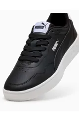 Championes deportivos Puma modelo Court Lally, de color blanco, con diseño urbano y suela de goma.