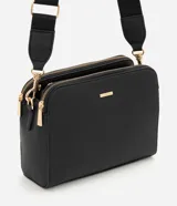Cartera bandolera Satinato de formato rectangular compacto y textura estructurada, color negro con herrajes dorados. Cuenta con doble compartimento superior con cierre, correa ancha regulable y placa metálica frontal con el logo de la marca.