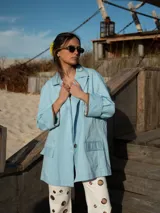 Blazer celeste de corte recto con solapas y bolsillos delanteros.