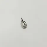 Medalla ovalada de plata 925 con la imagen de la Virgen Milagrosa en relieve.