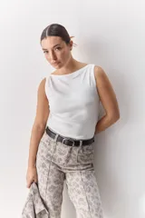 Top de tejido acanalado con cuello bote y calce al cuerpo, color blanco.