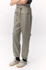 Pantalón cargo color gris topo de lino metalizado, con cintura alta elastizada y lazo de ajuste.