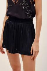 Short turquesa de poliéster, con cintura elástica fruncida y cordón ajustable delantero.