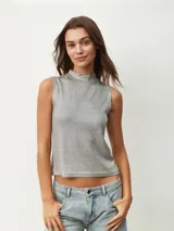 Musculosa sin mangas color plateado con cuello alto y textura acanalada.