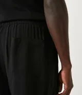 Short negro de viscosa con cintura elástica, cordón de ajuste y bolsillo trasero.