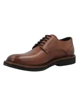 Zapato de vestir tipo derby en cuero color cognac, con cordones y suela de goma negra con detalle de costura vista.