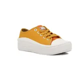 Zapatillas urbanas Moleca de lona color mostaza con puntera y plataforma blancas, cordones al tono y detalle de etiqueta con logo en la lengüeta.