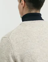 Sweater de punto de cuello redondo y manga larga, con diseño clásico y ajuste cómodo.