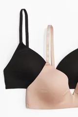 Pack de dos soutiens sin aros de microfibra, uno negro y otro beige, con copas acolchadas y tirantes ajustables.