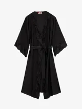 Kimono de lino negro con amplias guardas de encaje floral en el escote en V, la abertura frontal y los puños. Presenta mangas tres cuartos y un lazo ajustable en la cintura.