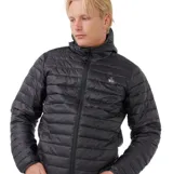 Campera tipo puffer negra con capucha integrada, cierre frontal completo y bolsillos laterales. Diseño liviano con aislamiento térmico, tejido exterior resistente al agua y al viento, y logo de la marca en el pecho.