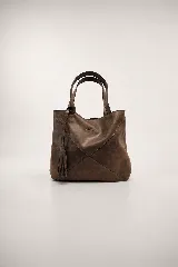 Bolso shopper Sagali modelo Origami de cuero vacuno marrón, con diseño de paneles geométricos y detalle de fleco colgante en el lateral.