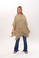 Ruana color beige tejida en telar manual con hilado mecha.