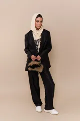 Pantalón sastrero negro de sarga satinada, con cierre, trabilla y botón ocultos. Dos bolsillos laterales y mini bolsillo envivado en espalda.