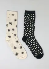 Pack de dos pares de medias de media caña, un par color crudo con estampado de estrellas negras y un par color gris oscuro con lunares blancos.