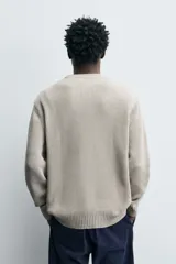 Jersey de punto con corte regular fit, cuello redondo y manga larga. Presenta un diseño de textura acanalada con acabados en rib en puños y bajo.