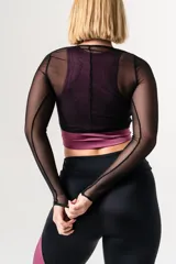 Top deportivo negro de microtul con mangas largas y escote abierto.