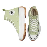 Championes Converse modelo Run Star Hike Hi, de caña alta en color verde claro. Presentan un diseño icónico con plataforma dentada de goma blanca y suela de goma color caramelo con relieve. Incluyen el parche clásico de Chuck Taylor en el lateral y cordones blancos.