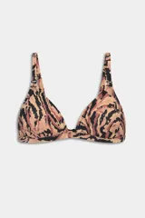 Top de bikini triangular con estampado animal print abstracto en tonos beige, negro y marrón, con breteles regulables.