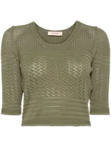 Sweater corto color verde oliva, tejido con diseño calado, cuello redondo y mangas cortas.
