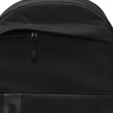 Mochila Nike Elemental Premium de diseño minimalista en color negro. Cuenta con un compartimento principal amplio con cierre de doble cursor, un bolsillo frontal vertical con cierre sellado y logo de la marca sutilmente aplicado en la parte inferior.