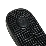 Sandalias tipo slide Adidas Adissage, color negro con tres franjas blancas en la tira superior ajustable con velcro. La plantilla presenta un diseño texturizado con protuberancias para masaje.