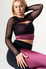 Top deportivo negro de microtul con mangas largas y escote abierto.