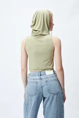 Top negro sin mangas con capucha, corte cropped y silueta ajustada al cuerpo.