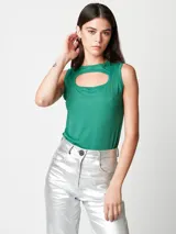 Musculosa negra de rib elastizado con escote redondo y abertura circular en el pecho.