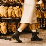 Bota tipo chelsea de cuero vacuno color negro, con punta cuadrada, taco cuadrado de madera de 5 cm y elástico lateral.