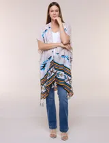 Kimono de gasa ligera con diseño estampado tribal en tonos beige, azul, rojo y amarillo, de silueta amplia y mangas cortas holgadas.