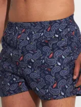 Bóxer de algodón blanco con estampado de flores pequeñas color celeste, con cintura elástica y logo de la marca en el centro.