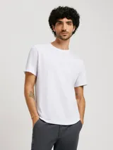 Camiseta básica de manga corta y cuello redondo, color rojo oscuro.