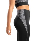 Calza deportiva negra con estampado abstracto en gris y blanco en laterales y cintura.