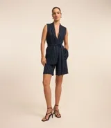 Bermuda de sastrería con cintura alta, trabillas en la cintura, solapa diferenciada y rayas verticales.