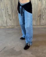 Suecos con estampado animal print en tonos marrones y negros, con detalle de triángulo dorado en el empeine.