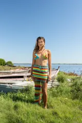 Falda larga de crochet a rayas multicolores, con diseño de red en la parte inferior y tajo lateral.