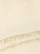 Bufanda de estilo clásico color gris claro, con detalles de flecos cortos en los extremos. Tejido suave y cálido.