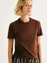 Camiseta de corte ajustado, manga corta y cuello redondo, confeccionada en tejido de algodón liso color marrón.