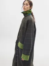 Trench oversize de lana a cuadros con cuello, puños y bolsillos de pana verde.