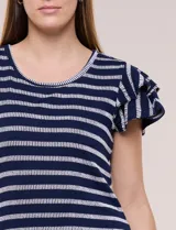 Remera de silueta al cuerpo confeccionada en género de punto elastizado con fina textura acanalada, con diseño de rayas y volantes en las mangas.