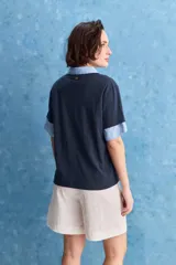 Remera blanca de algodón con escote en V y mangas cortas, de calce amplio y cómodo.