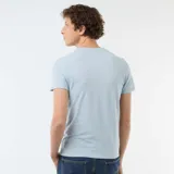 Camiseta de corte slim fit, color celeste, con cuello redondo y mangas cortas.