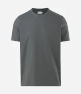 Remera de corte regular color gris oscuro, con textura vertical perforada, cuello redondo y mangas cortas.