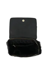 Mochila urbana Hush Puppies de diseño minimalista, confeccionada en material sintético con acabado mate. Presenta una solapa frontal con cierre magnético, dos bolsillos verticales con tiradores y el logo de la marca grabado en la parte inferior.