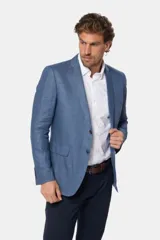 Saco azul de lino, corte clásico, con solapa de muesca, cierre de dos botones, bolsillo en el pecho y bolsillos laterales con solapa.