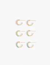 Set de tres pares de aros tipo argolla dorados, con strass de colores: rosa, verde y celeste.