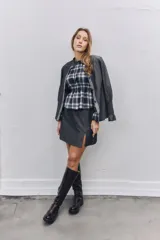 Falda corta de jean color gris oscuro, con diseño de tiro alto y tajo lateral frontal.
