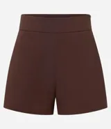 Short lila de tejido bengaline, con bolsillos delanteros y cremallera lateral.