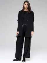 Pantalón palazzo negro de raso con bolsillos laterales.